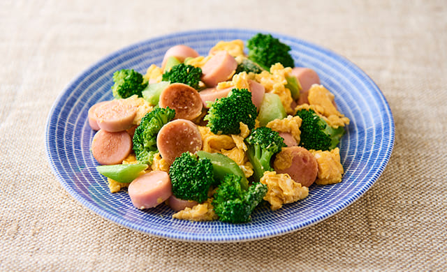 野菜が栄養価が高く腹持ちの良い主菜なら「魚肉ソーセージとブロッコリーの卵炒め」たくさん食べられる「鶏肉の南蛮漬け」