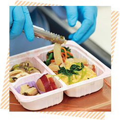 どの1食をとっても設計通りの成分になるよう手作業で丁寧に盛り付けています